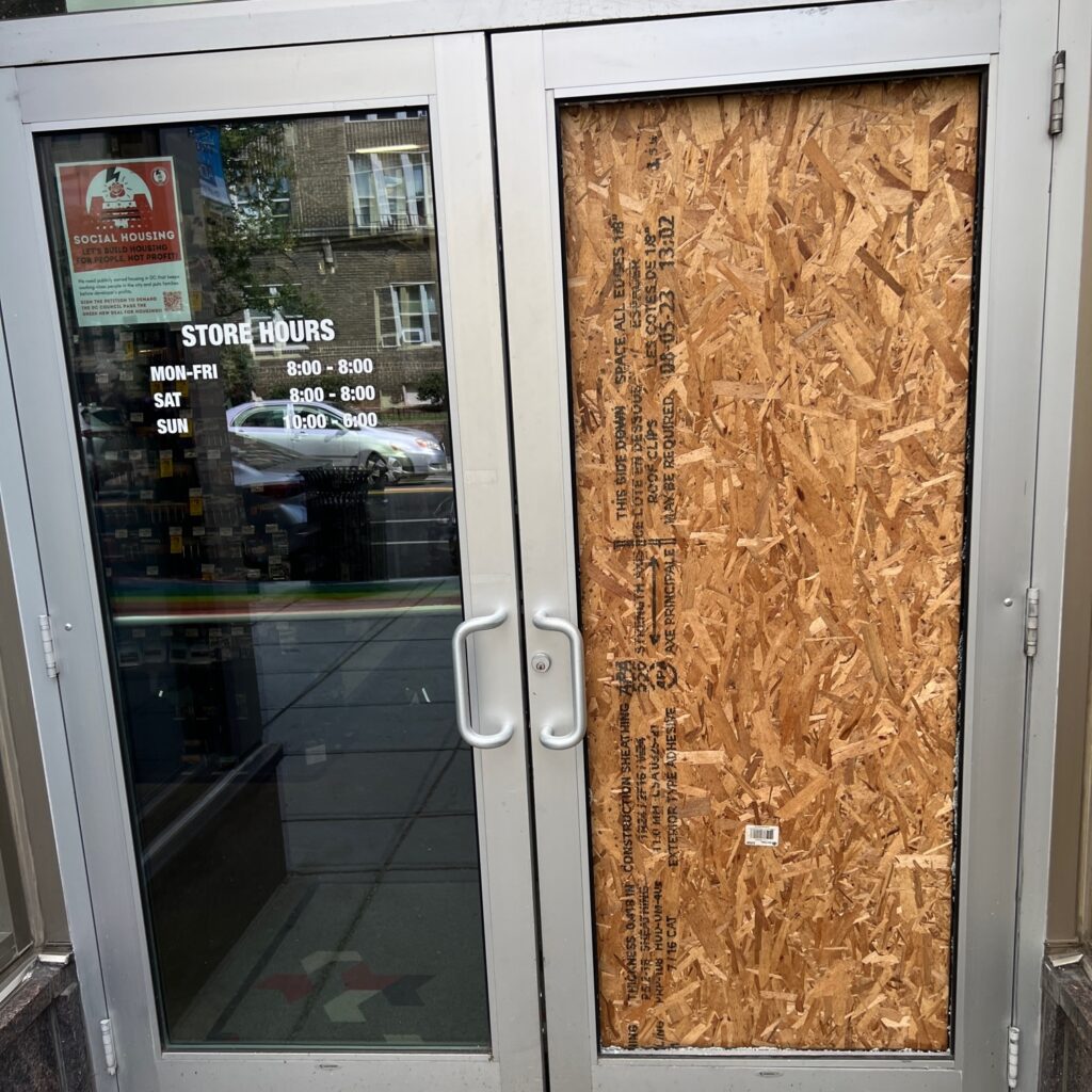 Ashburn VA emergency board up glass repair replacement window door storefront